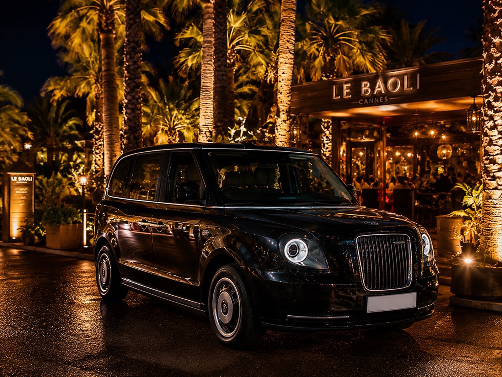 LEVC TX devant Le Baoli à Cannes de nuit